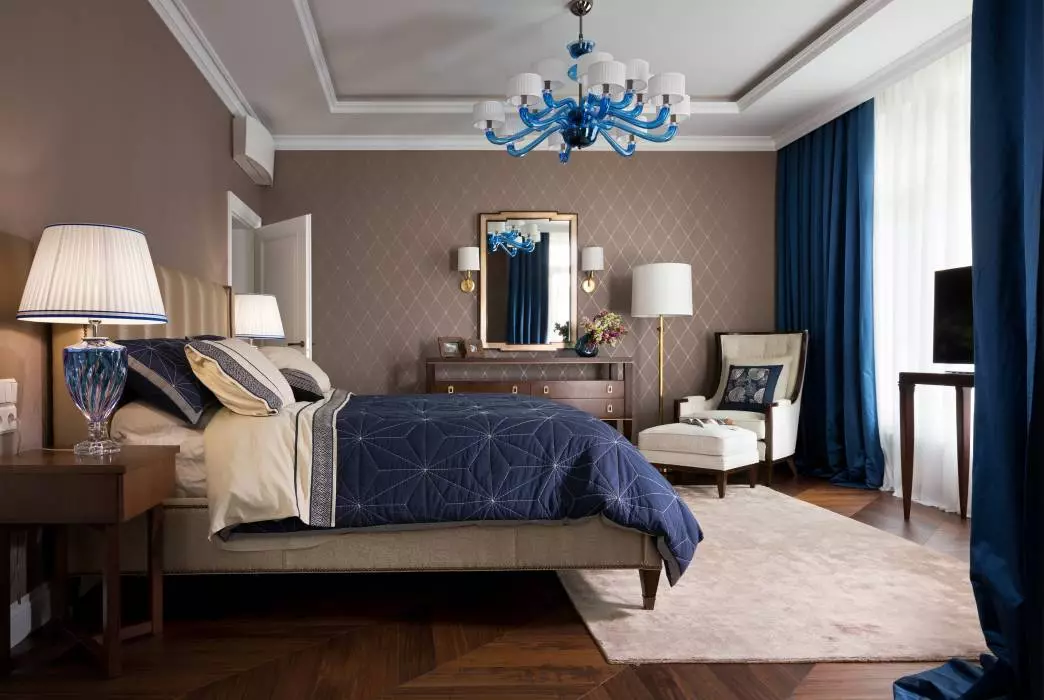 침실 고전적인 스타일 (72 사진) : 고전적인 디자인, 인테리어의 밝고 갈색 가구. 작은 침실과 큰 침실을위한 벽지 선택 9891_22