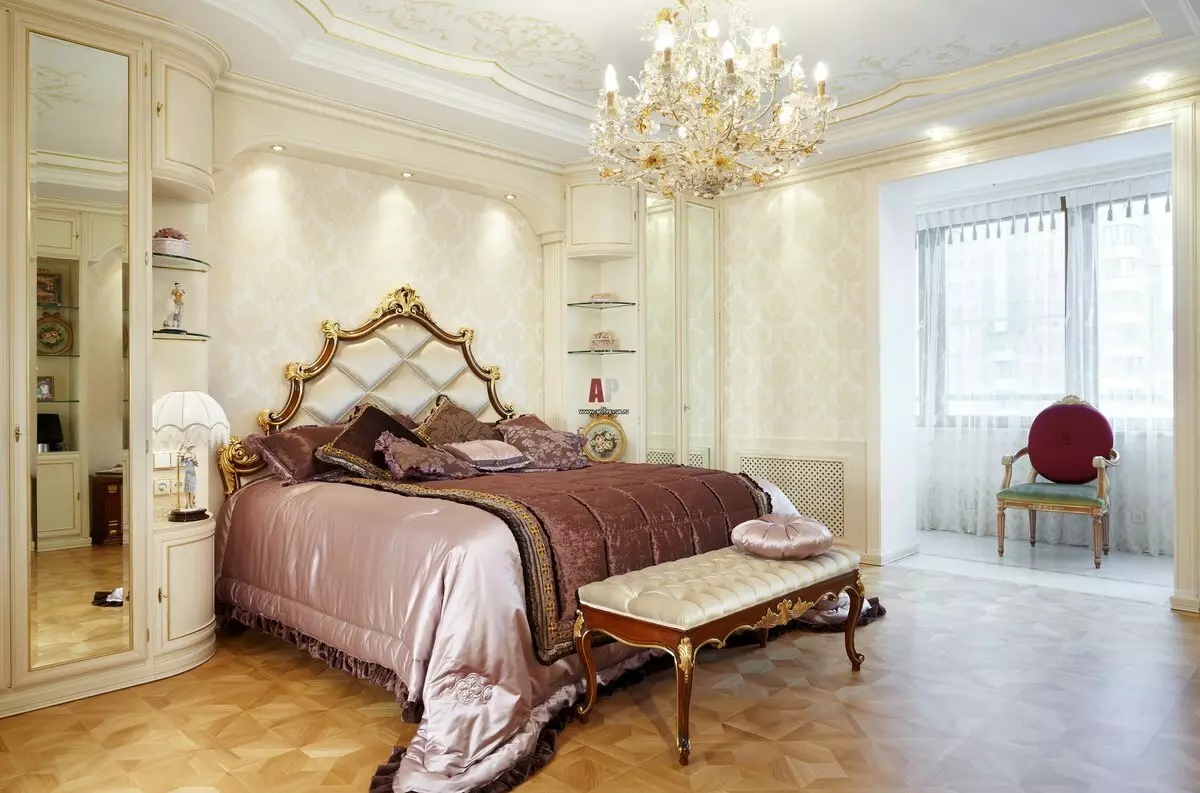침실 고전적인 스타일 (72 사진) : 고전적인 디자인, 인테리어의 밝고 갈색 가구. 작은 침실과 큰 침실을위한 벽지 선택 9891_26