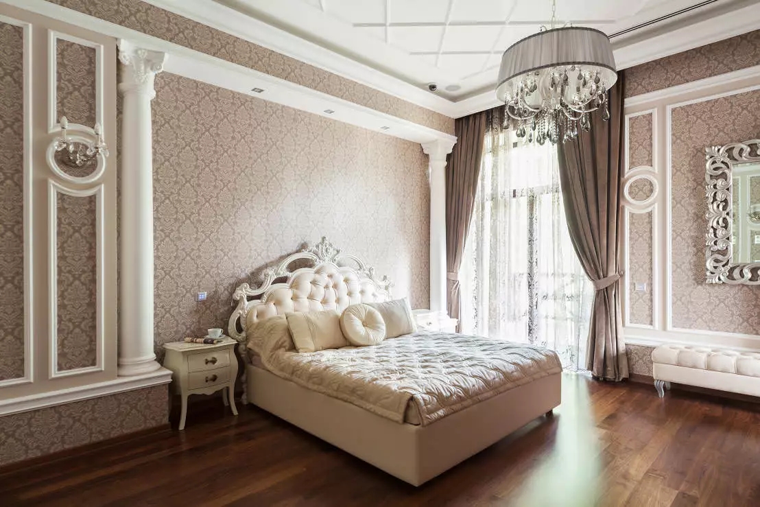 Bedroom sa klasikong estilo (72 mga larawan): Klasikong disenyo, maliwanag at kayumanggi kasangkapan sa loob. Pagpili ng wallpaper para sa isang maliit at malaking kwarto 9891_37