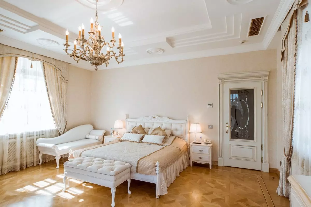 침실 고전적인 스타일 (72 사진) : 고전적인 디자인, 인테리어의 밝고 갈색 가구. 작은 침실과 큰 침실을위한 벽지 선택 9891_41