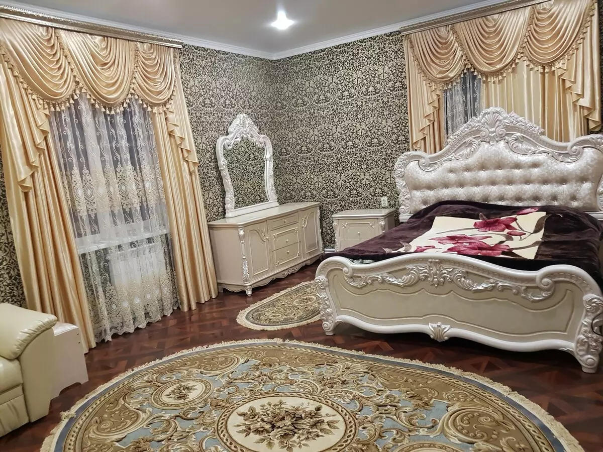 Bedroom sa klasikong estilo (72 mga larawan): Klasikong disenyo, maliwanag at kayumanggi kasangkapan sa loob. Pagpili ng wallpaper para sa isang maliit at malaking kwarto 9891_43