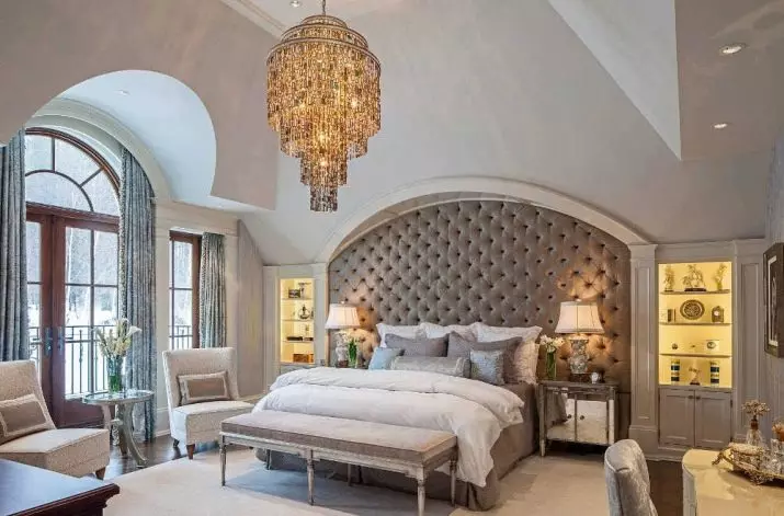 침실 고전적인 스타일 (72 사진) : 고전적인 디자인, 인테리어의 밝고 갈색 가구. 작은 침실과 큰 침실을위한 벽지 선택 9891_49