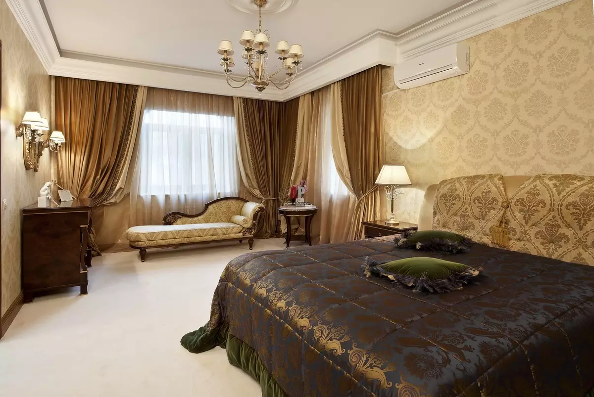 침실 고전적인 스타일 (72 사진) : 고전적인 디자인, 인테리어의 밝고 갈색 가구. 작은 침실과 큰 침실을위한 벽지 선택 9891_53