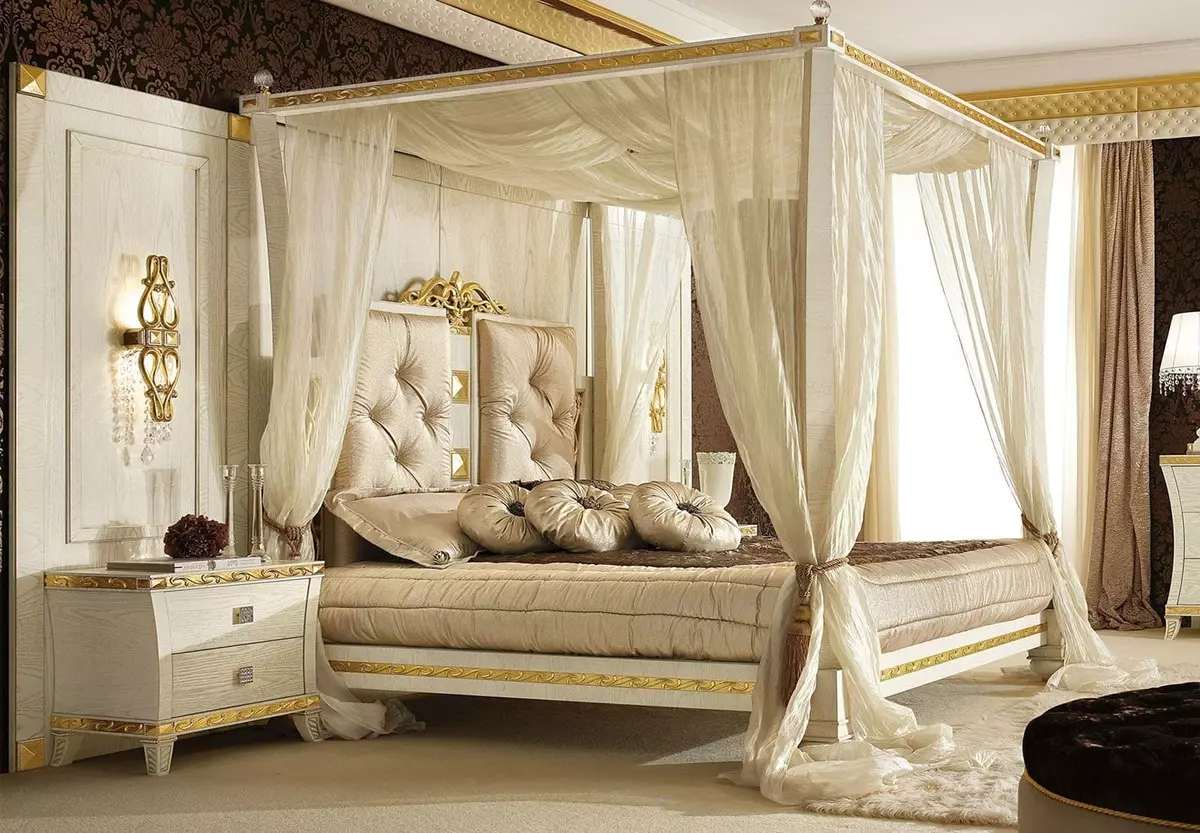 침실 고전적인 스타일 (72 사진) : 고전적인 디자인, 인테리어의 밝고 갈색 가구. 작은 침실과 큰 침실을위한 벽지 선택 9891_58