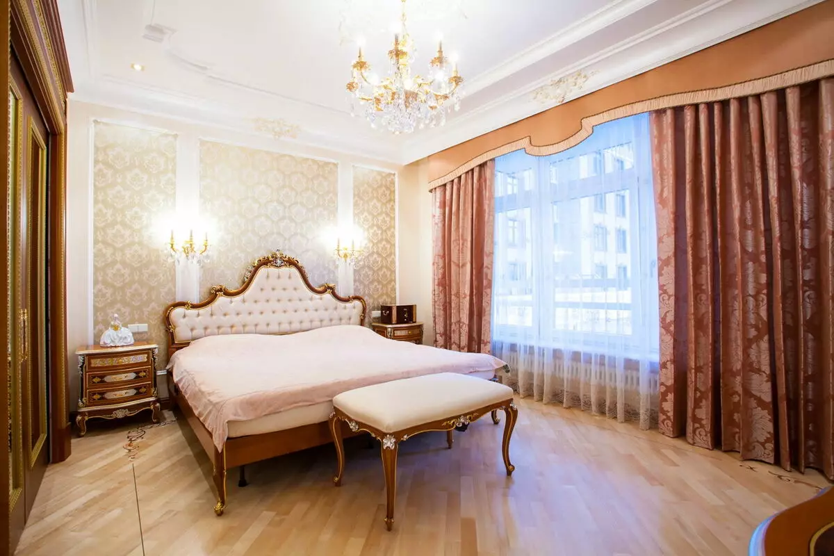 침실 고전적인 스타일 (72 사진) : 고전적인 디자인, 인테리어의 밝고 갈색 가구. 작은 침실과 큰 침실을위한 벽지 선택 9891_9