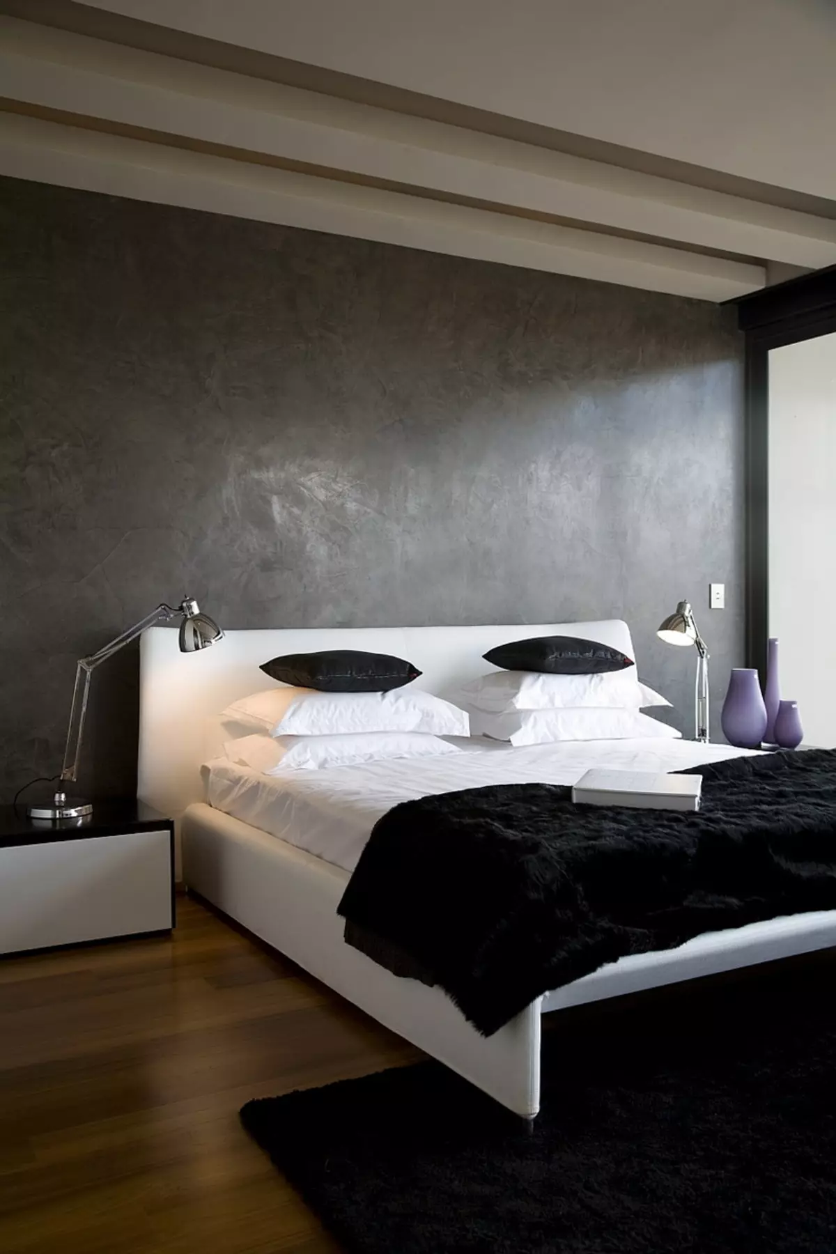 बेडरूम डिजाइन 19-20 केवी। एम (72 फोटो): एक ड्रेसिंग रूम और बालकनी 5 से 4 मीटर के साथ कमरे का इंटीरियर, एक आधुनिक शैली में आयताकार और अन्य बेडरूम का लेआउट 9897_21