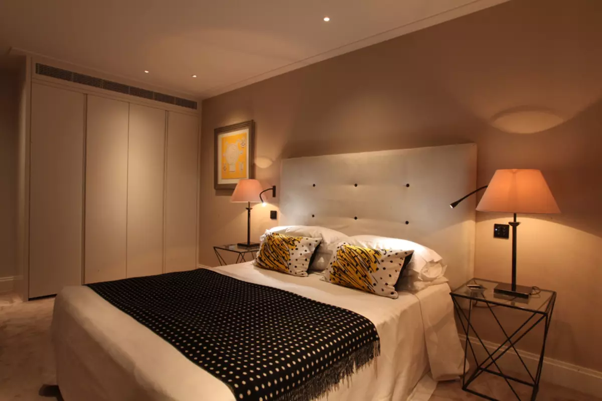 बेडरूम डिजाइन 19-20 केवी। एम (72 फोटो): एक ड्रेसिंग रूम और बालकनी 5 से 4 मीटर के साथ कमरे का इंटीरियर, एक आधुनिक शैली में आयताकार और अन्य बेडरूम का लेआउट 9897_46