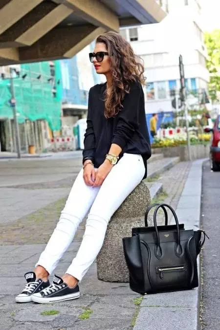 Бели панталони 2021 (82 фотографии): Женски стилски слики, со кои носат, соодветни чевли и кошула 989_13