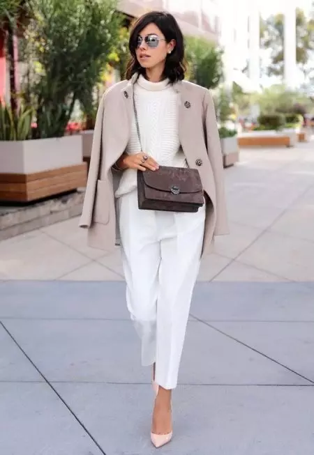 Бели панталони 2021 (82 фотографии): Женски стилски слики, со кои носат, соодветни чевли и кошула 989_2