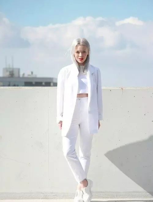 Бели панталони 2021 (82 фотографии): Женски стилски слики, со кои носат, соодветни чевли и кошула 989_20