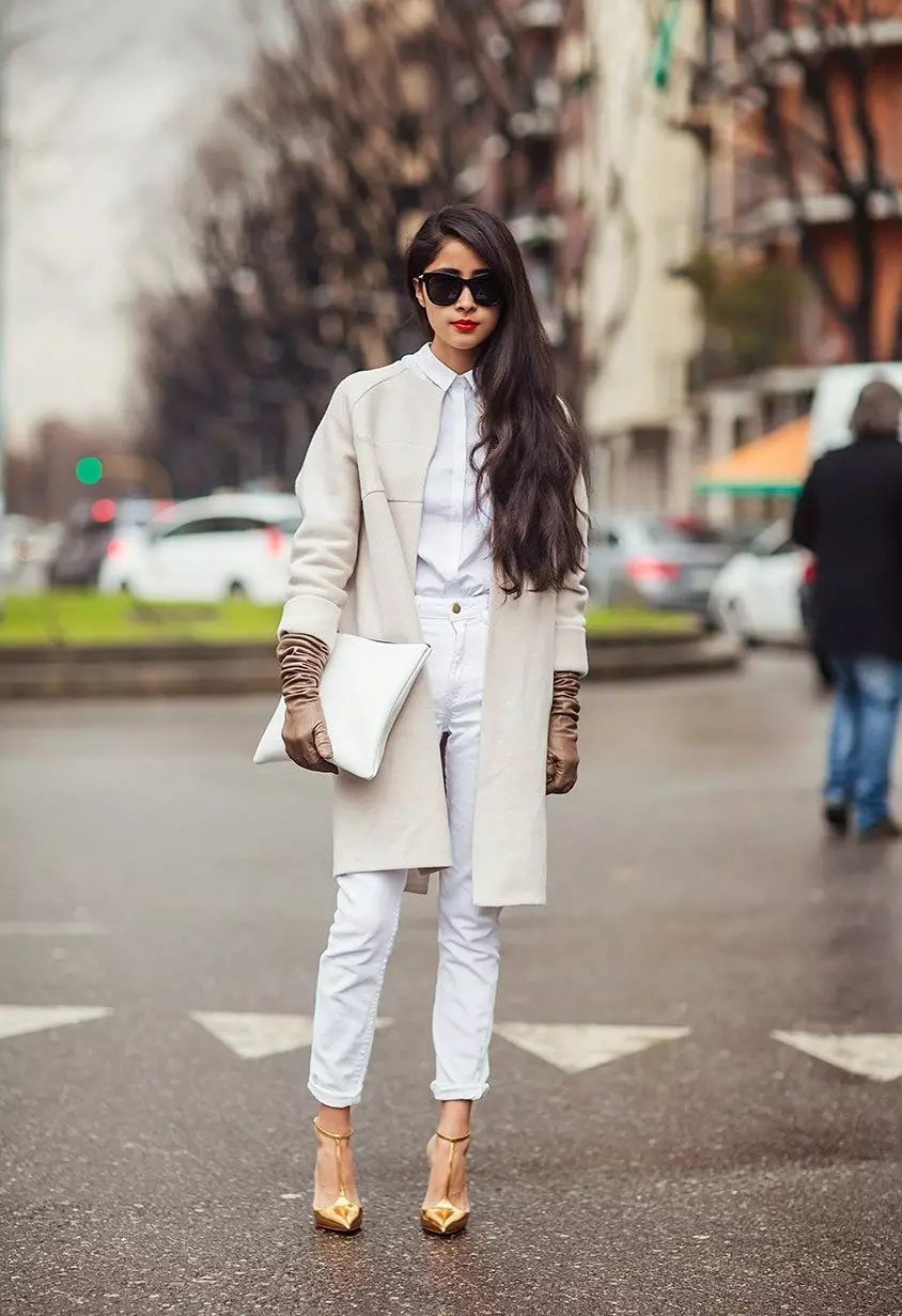 Бели панталони 2021 (82 фотографии): Женски стилски слики, со кои носат, соодветни чевли и кошула 989_25
