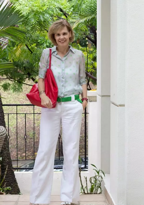 Бели панталони 2021 (82 фотографии): Женски стилски слики, со кои носат, соодветни чевли и кошула 989_31