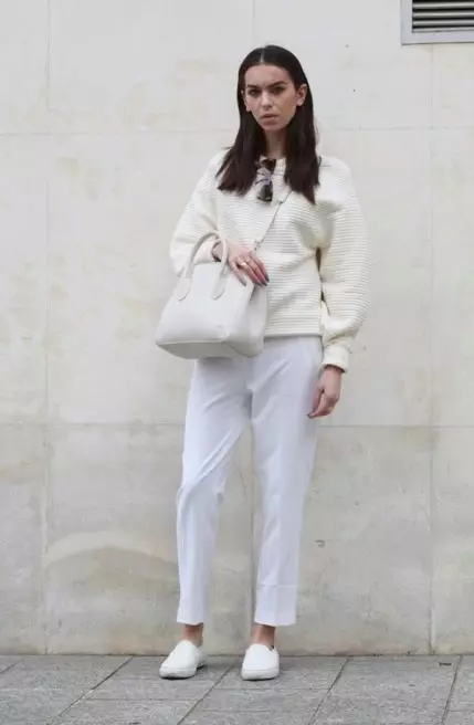 Бели панталони 2021 (82 фотографии): Женски стилски слики, со кои носат, соодветни чевли и кошула 989_33