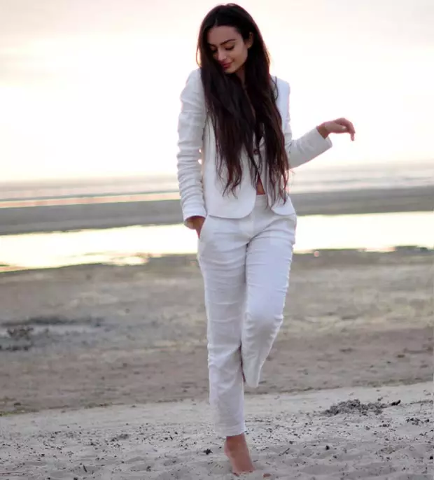 Бели панталони 2021 (82 фотографии): Женски стилски слики, со кои носат, соодветни чевли и кошула 989_35