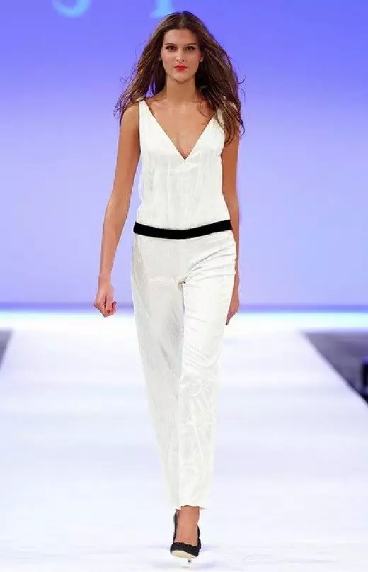 Бели панталони 2021 (82 фотографии): Женски стилски слики, со кои носат, соодветни чевли и кошула 989_48