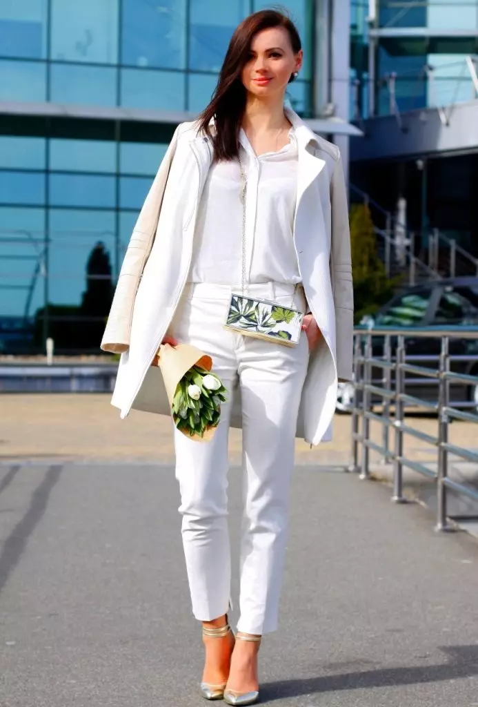 Бели панталони 2021 (82 фотографии): Женски стилски слики, со кои носат, соодветни чевли и кошула 989_55