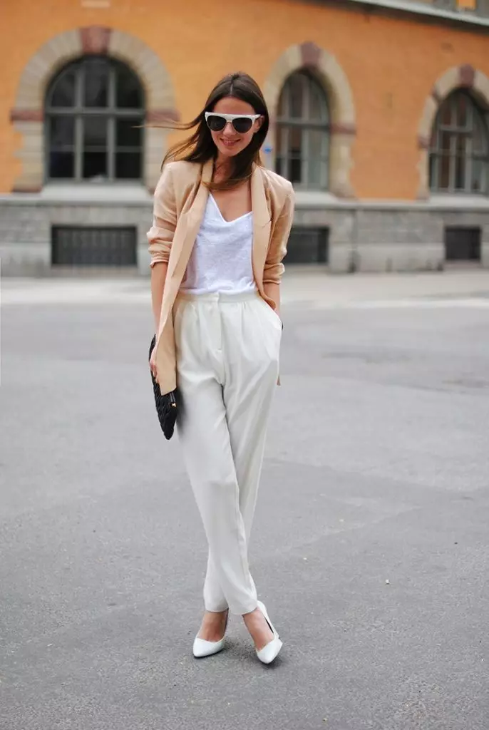 Бели панталони 2021 (82 фотографии): Женски стилски слики, со кои носат, соодветни чевли и кошула 989_59