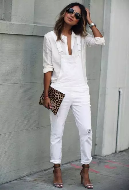 Бели панталони 2021 (82 фотографии): Женски стилски слики, со кои носат, соодветни чевли и кошула 989_6