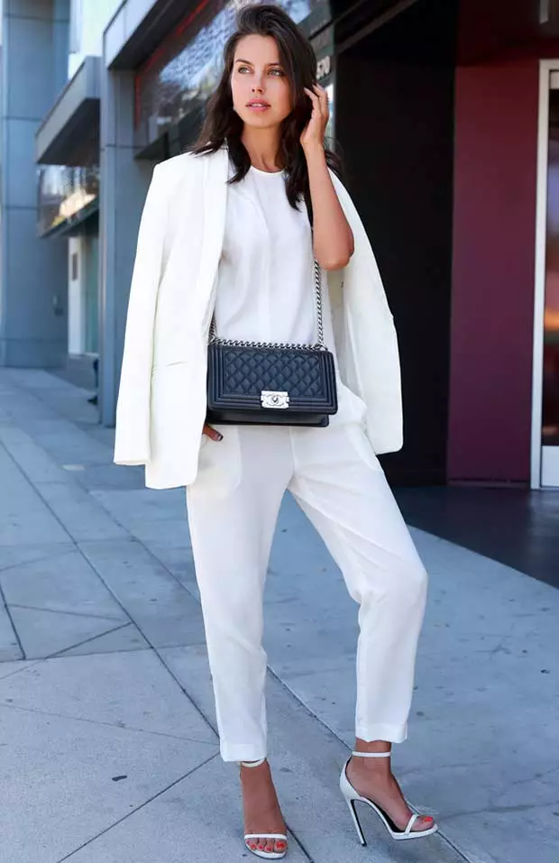 Бели панталони 2021 (82 фотографии): Женски стилски слики, со кои носат, соодветни чевли и кошула 989_73