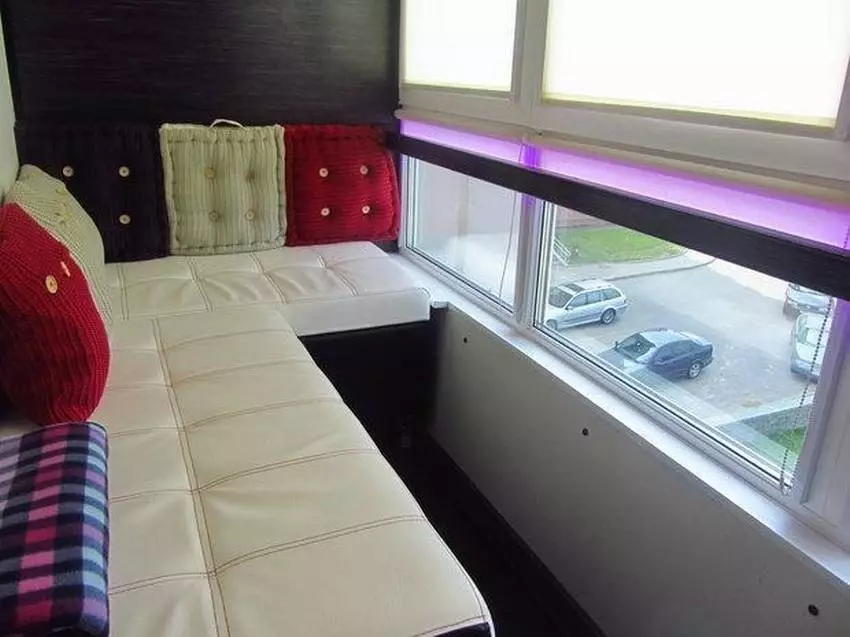 Spalnica na balkonu (63 fotografij): Kako organizirati spalni kraj na loži? Kako lahko dobim okno v spalnici na balkonu? Ideje notranje opreme 9903_13