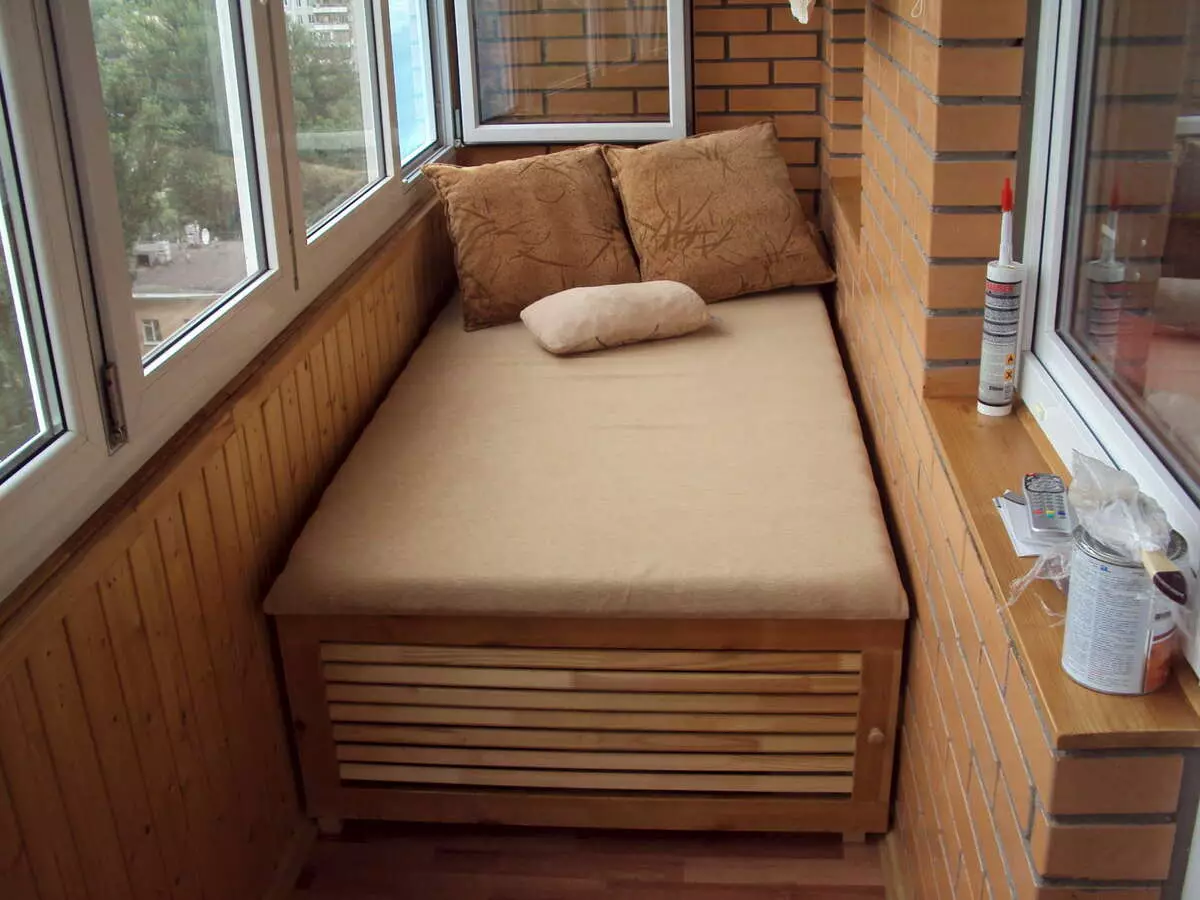 Spalnica na balkonu (63 fotografij): Kako organizirati spalni kraj na loži? Kako lahko dobim okno v spalnici na balkonu? Ideje notranje opreme 9903_14