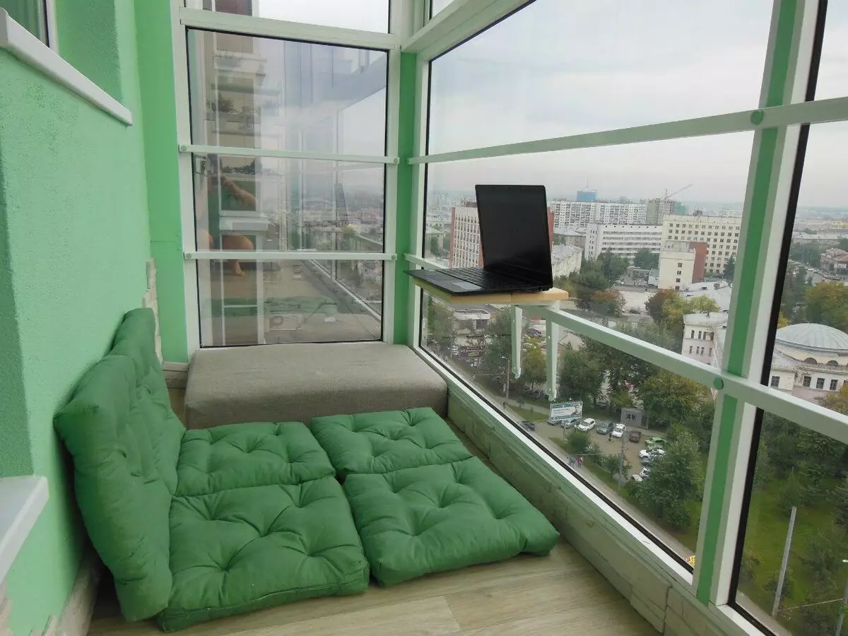 Dormitori al balcó (63 fotos): Com organitzar un lloc per dormir al balcó? Com puc obtenir una finestra al dormitori al balcó? Idees de disseny d'interiors 9903_16