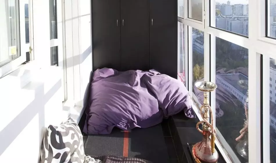 Spalnica na balkonu (63 fotografij): Kako organizirati spalni kraj na loži? Kako lahko dobim okno v spalnici na balkonu? Ideje notranje opreme 9903_19