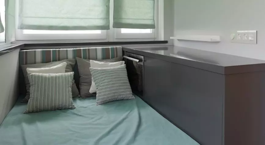 Balkonda Yatak Odası (63 Fotoğraf): Loggia'da uyku yeri nasıl organize edilir? Balkonda yatak odasında bir pencere nasıl alabilirim? İç tasarım fikirleri 9903_23