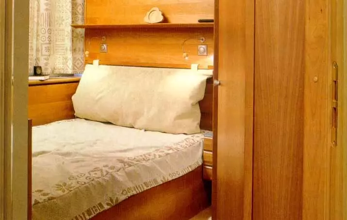 Balkonda Yatak Odası (63 Fotoğraf): Loggia'da uyku yeri nasıl organize edilir? Balkonda yatak odasında bir pencere nasıl alabilirim? İç tasarım fikirleri 9903_24