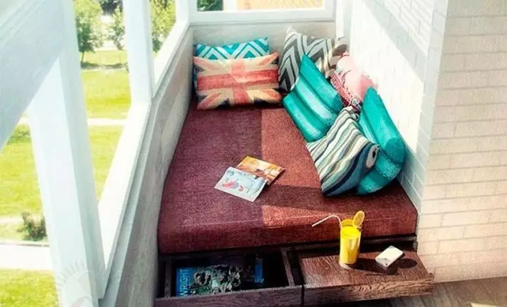 Spalnica na balkonu (63 fotografij): Kako organizirati spalni kraj na loži? Kako lahko dobim okno v spalnici na balkonu? Ideje notranje opreme 9903_34