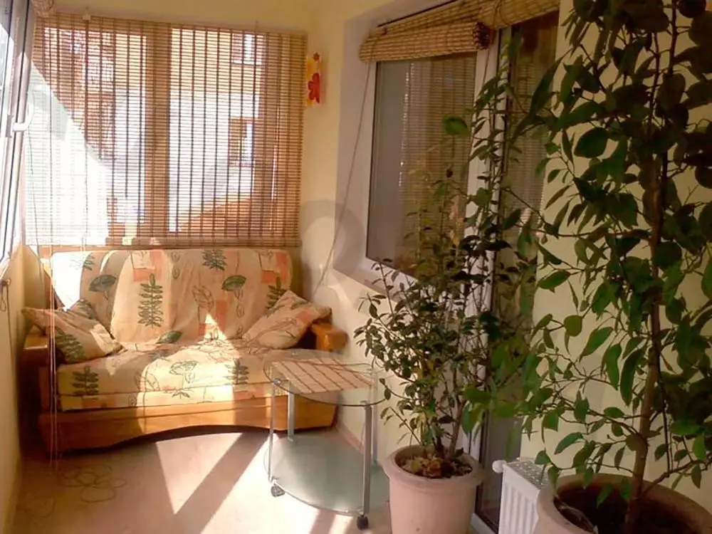 Balkonda Yatak Odası (63 Fotoğraf): Loggia'da uyku yeri nasıl organize edilir? Balkonda yatak odasında bir pencere nasıl alabilirim? İç tasarım fikirleri 9903_36