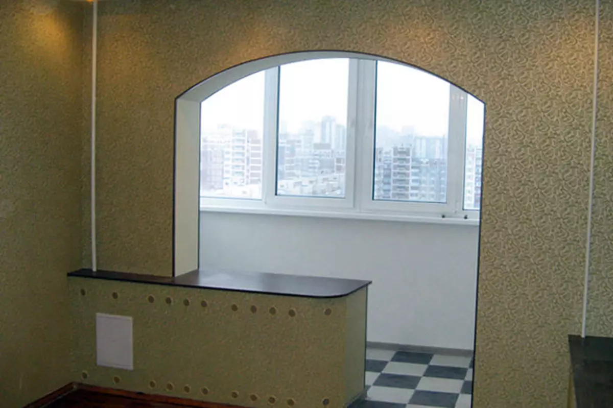 Spalnica na balkonu (63 fotografij): Kako organizirati spalni kraj na loži? Kako lahko dobim okno v spalnici na balkonu? Ideje notranje opreme 9903_48