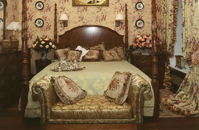 Англи хэв маягийн унтлагын өрөө (55 зураг): Дотоодын хөшиг, ханын цаасыг сонгох. Охидын болон эрэгтэй унтлагынхаа загварыг загварчлах сонголтууд, үндсэн мэдээлэл 9905_14
