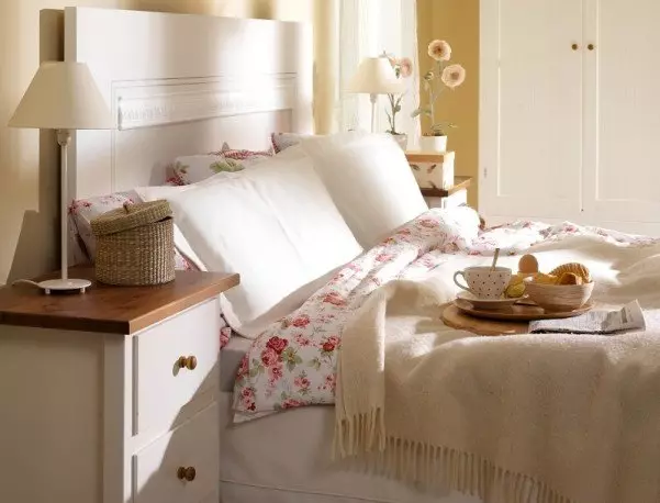 Англи хэв маягийн унтлагын өрөө (55 зураг): Дотоодын хөшиг, ханын цаасыг сонгох. Охидын болон эрэгтэй унтлагынхаа загварыг загварчлах сонголтууд, үндсэн мэдээлэл 9905_18