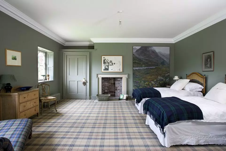 Англи хэв маягийн унтлагын өрөө (55 зураг): Дотоодын хөшиг, ханын цаасыг сонгох. Охидын болон эрэгтэй унтлагынхаа загварыг загварчлах сонголтууд, үндсэн мэдээлэл 9905_19