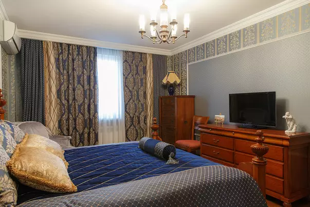 Англи хэв маягийн унтлагын өрөө (55 зураг): Дотоодын хөшиг, ханын цаасыг сонгох. Охидын болон эрэгтэй унтлагынхаа загварыг загварчлах сонголтууд, үндсэн мэдээлэл 9905_25