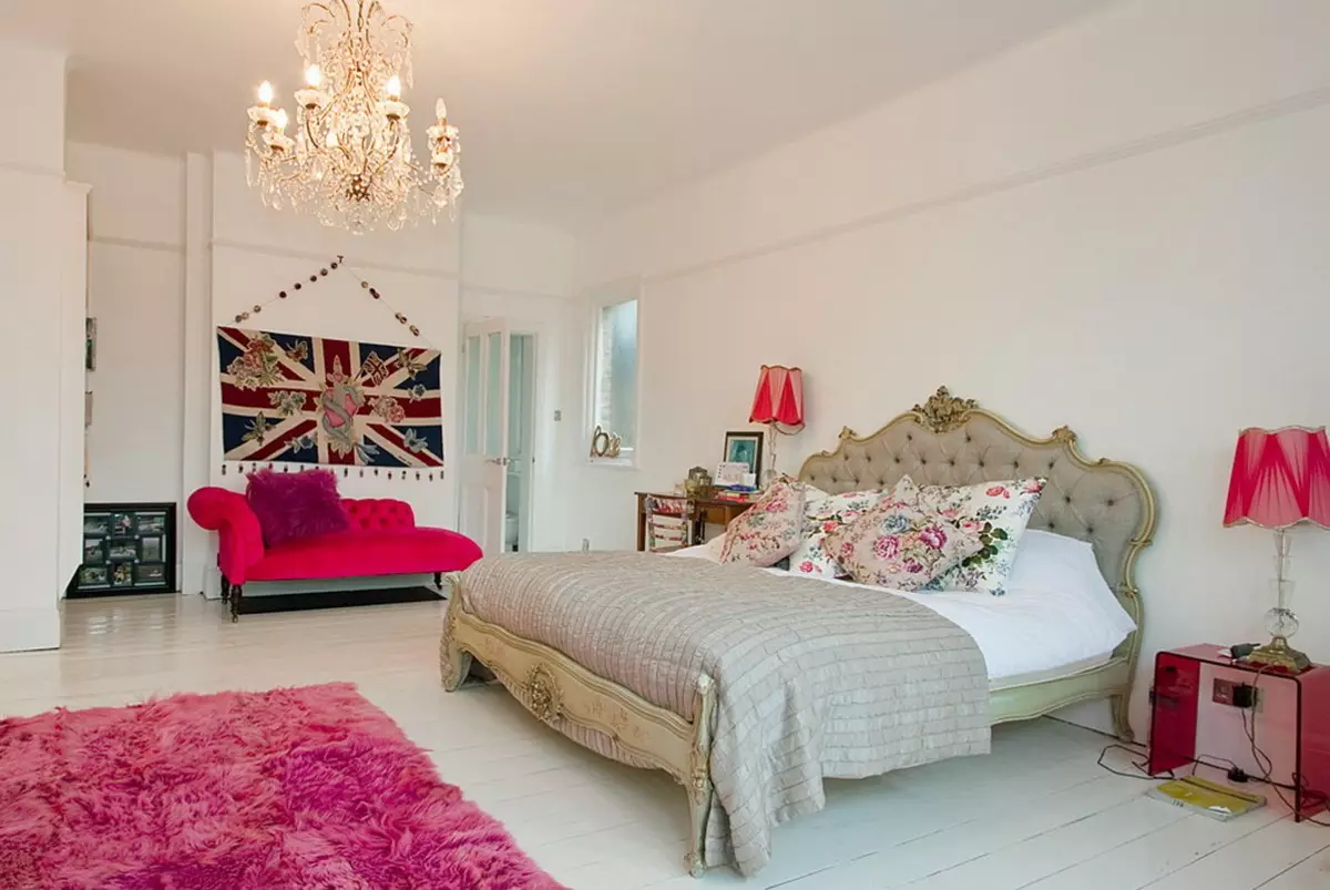 Спаваћа соба у енглеском стилу (55 фотографија): избор завеса и позадина за унутрашњост. Опције дизајна девојке и мушкараца, главне детаље 9905_30