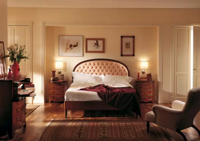 Англи хэв маягийн унтлагын өрөө (55 зураг): Дотоодын хөшиг, ханын цаасыг сонгох. Охидын болон эрэгтэй унтлагынхаа загварыг загварчлах сонголтууд, үндсэн мэдээлэл 9905_39