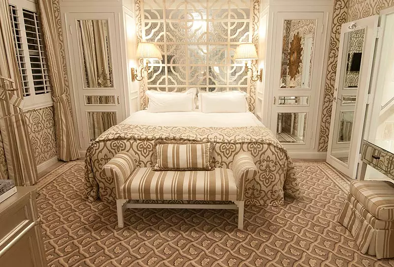 Англи хэв маягийн унтлагын өрөө (55 зураг): Дотоодын хөшиг, ханын цаасыг сонгох. Охидын болон эрэгтэй унтлагынхаа загварыг загварчлах сонголтууд, үндсэн мэдээлэл 9905_41