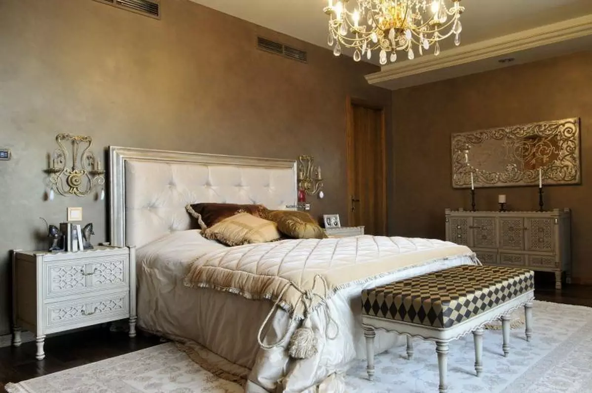 Англи хэв маягийн унтлагын өрөө (55 зураг): Дотоодын хөшиг, ханын цаасыг сонгох. Охидын болон эрэгтэй унтлагынхаа загварыг загварчлах сонголтууд, үндсэн мэдээлэл 9905_6