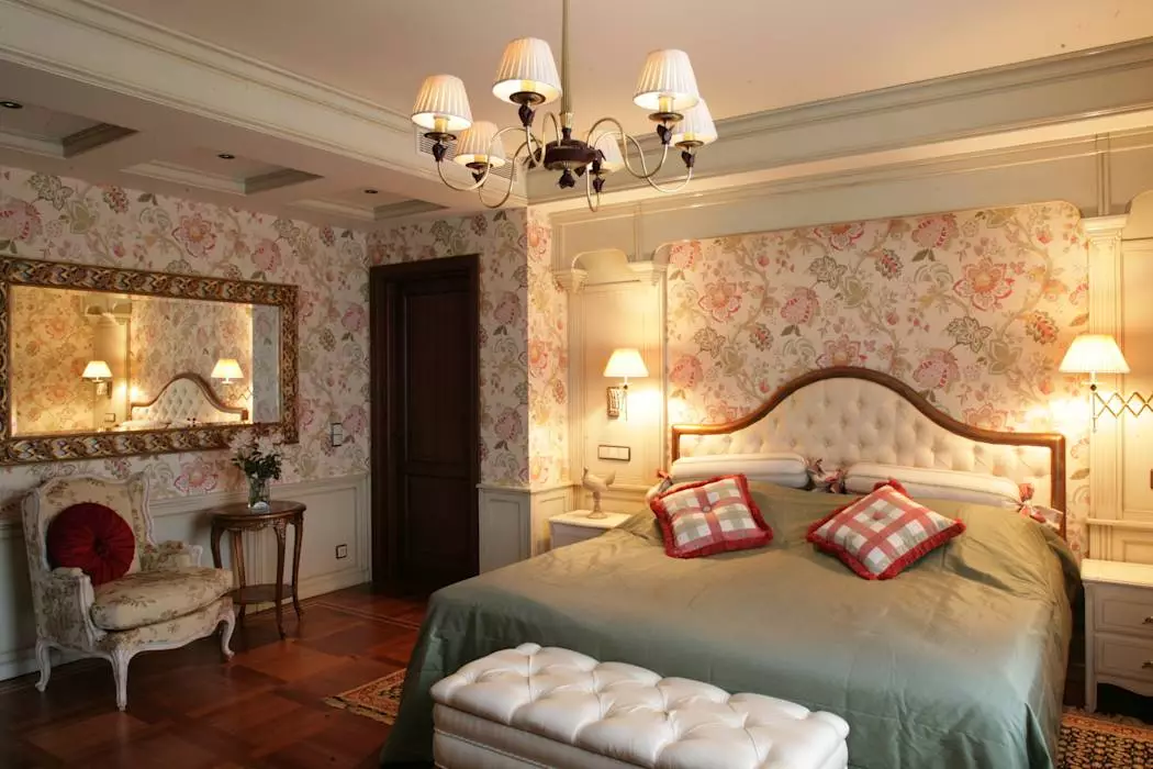 Англи хэв маягийн унтлагын өрөө (55 зураг): Дотоодын хөшиг, ханын цаасыг сонгох. Охидын болон эрэгтэй унтлагынхаа загварыг загварчлах сонголтууд, үндсэн мэдээлэл 9905_8