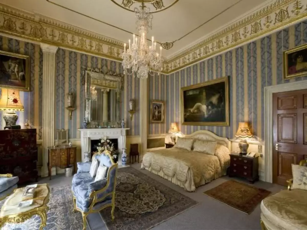 Англи хэв маягийн унтлагын өрөө (55 зураг): Дотоодын хөшиг, ханын цаасыг сонгох. Охидын болон эрэгтэй унтлагынхаа загварыг загварчлах сонголтууд, үндсэн мэдээлэл 9905_9