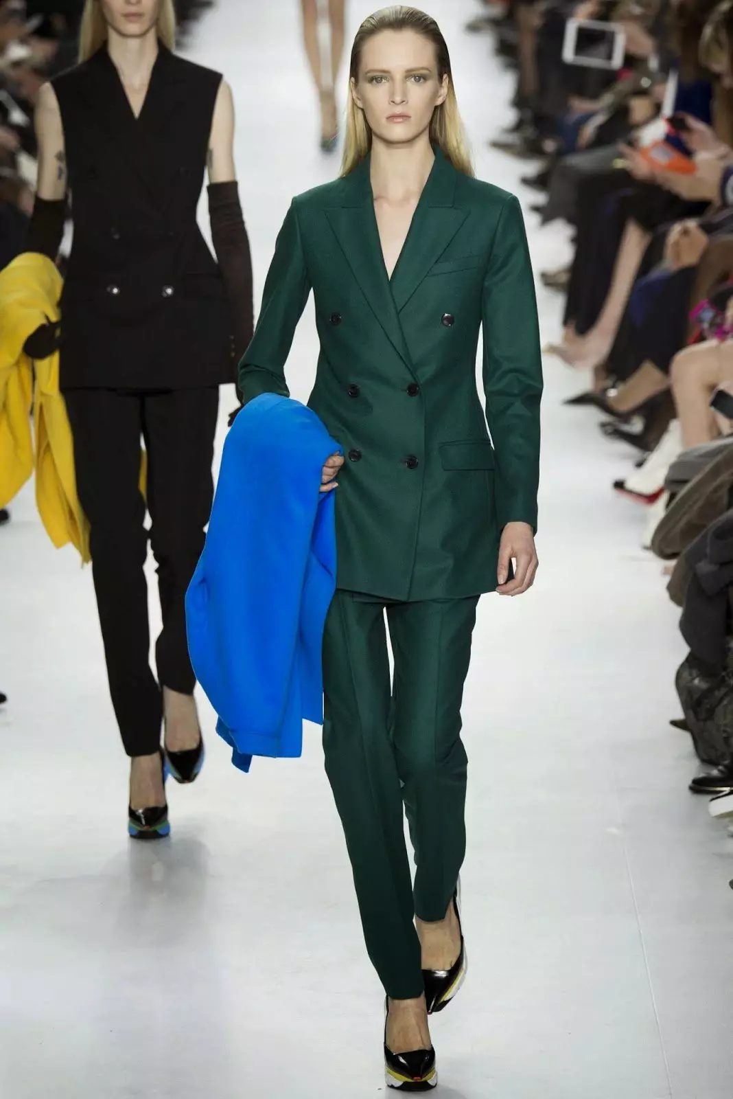 Što obući zelene hlače (70 fotografija): ženski modeli, ljetne slike 2021 990_28