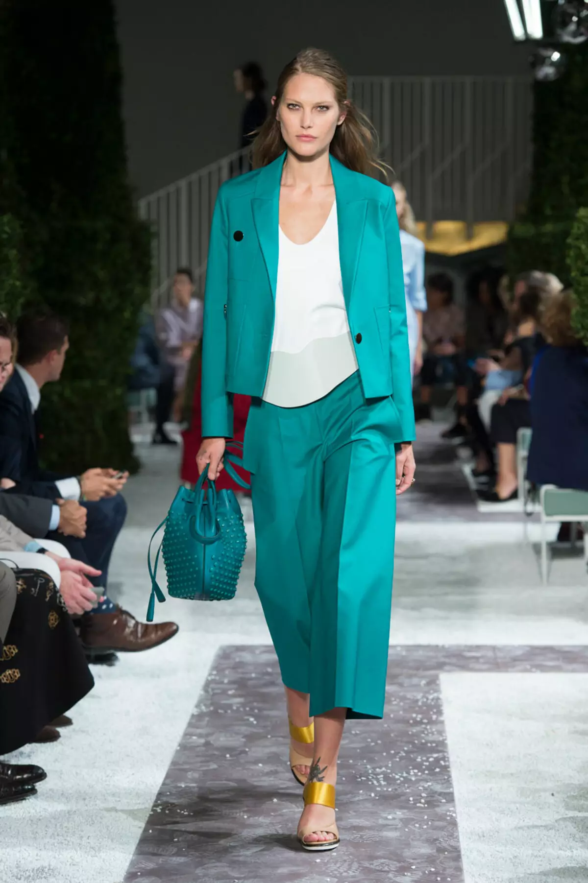 Što obući zelene hlače (70 fotografija): ženski modeli, ljetne slike 2021 990_38