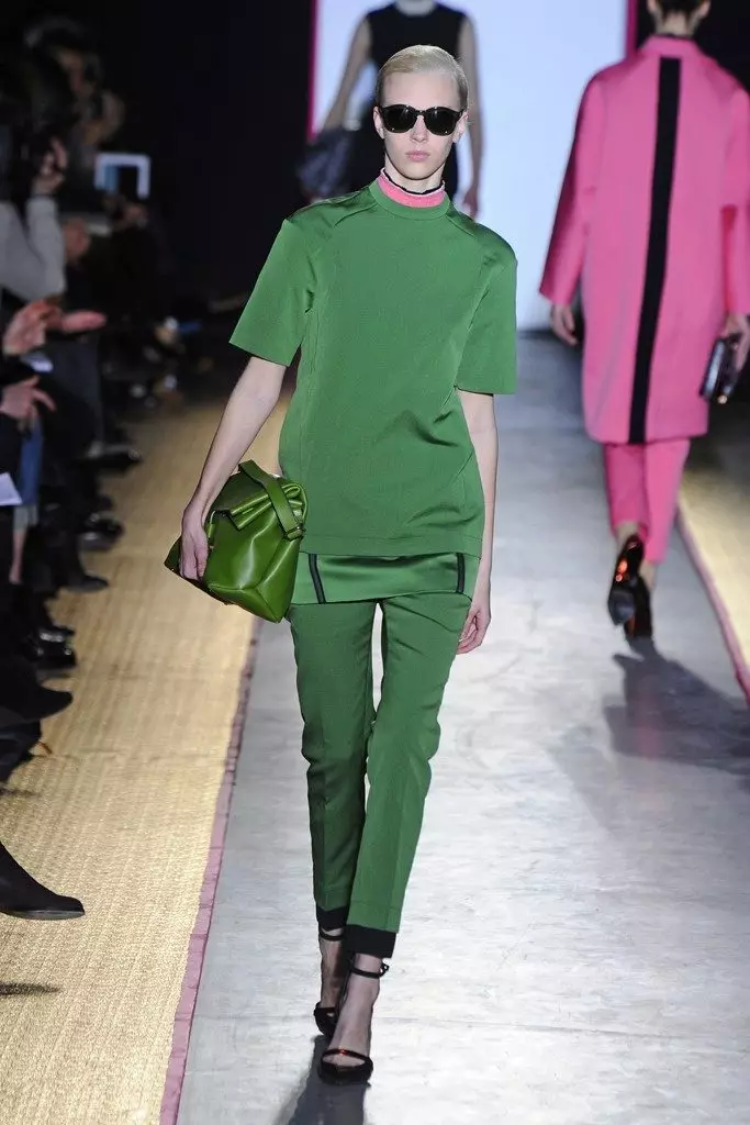 Što obući zelene hlače (70 fotografija): ženski modeli, ljetne slike 2021 990_41