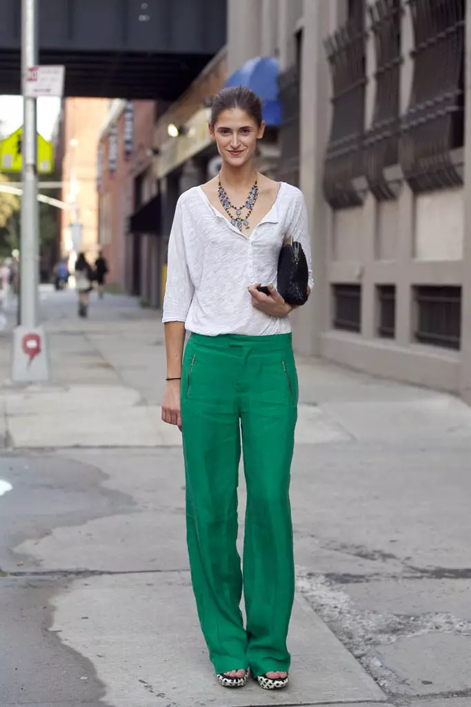 Što obući zelene hlače (70 fotografija): ženski modeli, ljetne slike 2021 990_44