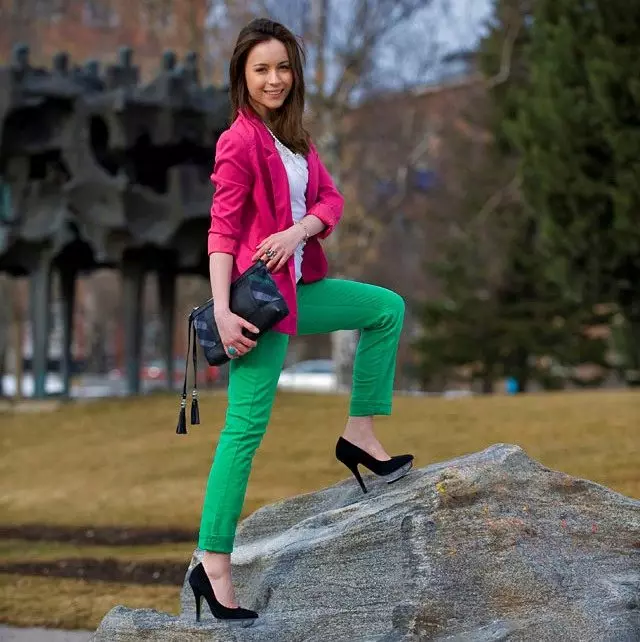 Što obući zelene hlače (70 fotografija): ženski modeli, ljetne slike 2021 990_58