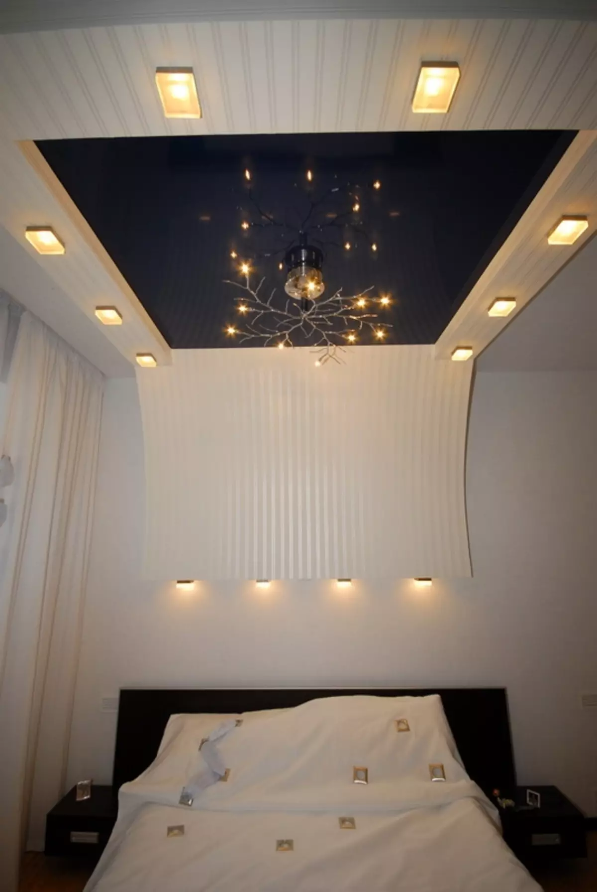 Висока технологија Спална соба (85 фотографии): Соба за внатрешен дизајн, спиење и друг мебел, лустер и кабинет за мала спална соба 9910_39