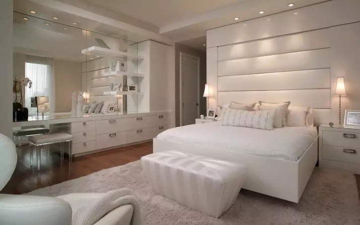 غرفة نوم بأسلوب عصري (102 صورة / صور): خيارات التصميم الداخلي. كيفية ترتيب غرفة بألوان زاهية؟ تصميم جميل بألوان بيضاء ورمادية حديثة 9914_18