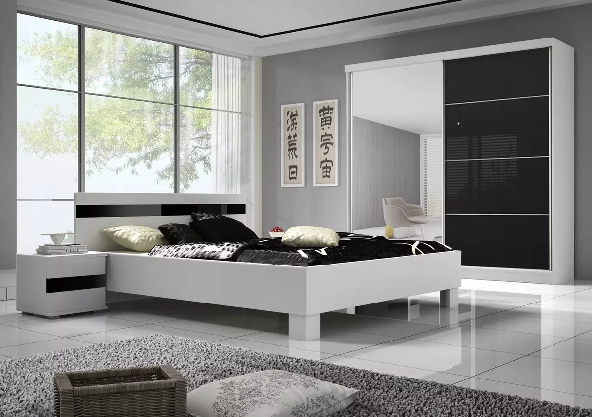 غرفة نوم بأسلوب عصري (102 صورة / صور): خيارات التصميم الداخلي. كيفية ترتيب غرفة بألوان زاهية؟ تصميم جميل بألوان بيضاء ورمادية حديثة 9914_63